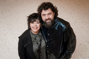 Menininkės Nomedos Marčėnaitės sodybą užpuolė įsilaužėliai: moteris tobulai susitvarkė su niekšais