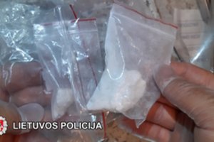 Klaipėdoje prieš teismą stos du kvaišalų pirkliai – narkotikus siuntėsi ir paštu