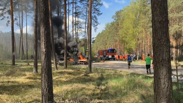 Lenkijoje – intensyvios ugniagesių pratybos: treniravosi ekstremalioms situacijoms