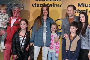 Sostinėje žinomi žmonės stebėjo išskirtinę miuziklo premjerą: atvyko ir V. Siegel su dukra