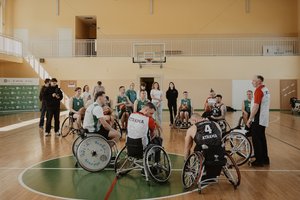 Žmonių su negalia įtraukties į sportą būtinybę pažymėjo simbolinės vežimėlių krepšinio rungtynės