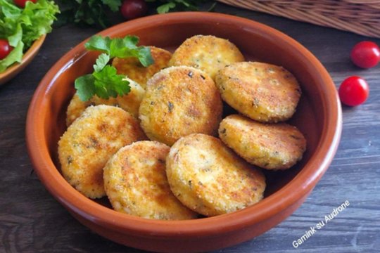 Kiaušinių kepsneliai su tunu ir sūriu: tokie gardūs, kad nuo stalo dings akimirksniu