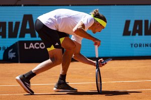 Nesusitvardęs A. Zverevas teniso korte išsitraukė telefoną ir įamžino sistemos klaidą