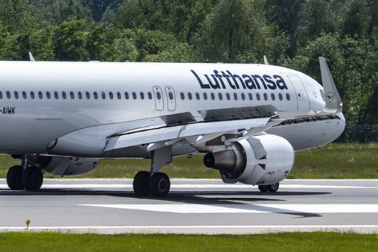 Žinia keliaujantiems: skrydžio metu kvepalų ar akinių nuo saulės netrukus jau nebenusipirksite