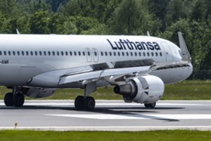 Žinia keliaujantiems: skrydžio metu kvepalų ar akinių nuo saulės netrukus jau nebenusipirksite