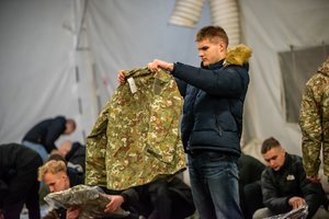 Privalomąją karo tarnybą pradeda virš 400 jaunuolių