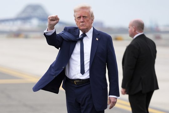 Kerštas, nekompetencija ir žala valstybei: įvertino pirmąsias D. Trumpo 100 dienų Baltuosiuose rūmuose