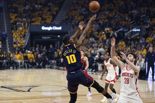 „Warriors“ su J. Butlerio pagalba stumia „Rockets“ į prarają