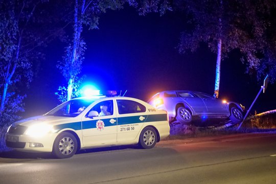 Ignalinos rajono žvyrkelyje nesuvaldytas automobilis trenkėsi į medį – nukentėjo keleivė