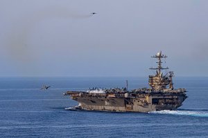 60 mln. dolerių vertės klaida: po lėktuvnešio manevro JAV naikintuvas įkrito į jūrą ir nuskendo