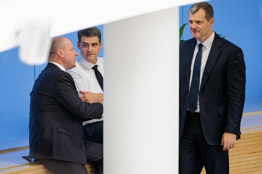 Po socialdemokratų ir „aušriečių“ sąmokslo koalicijos likimas pakibo ant plauko