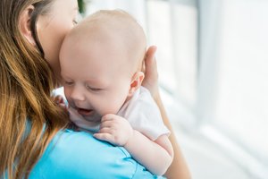 23-ejų mergina nesuprato, kad laukiasi: pagimdė grožio salone, o virkštelę nukirpo antakių žirklutėmis