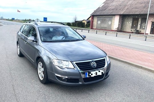 Latvijoje laikinai apsigyvenęs uzbekas naudojosi netikru vairuotojo pažymėjimu