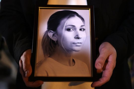 Žvėriškas žiaurumas: Ukrainai iš Rusijos grąžintos žurnalistės kūnas – be dalies organų