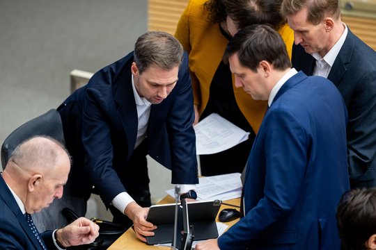 Po emocijų pliūpsnį sukėlusio balsavimo vienas Seimo narys kitą „pavaišino“ viduriniu pirštu