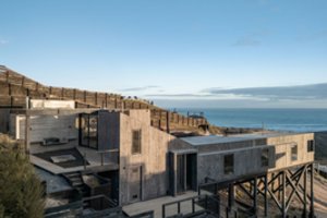 Gudriai griovyje įspraudė namą: dabar savininkai gyvena ant jūros kranto