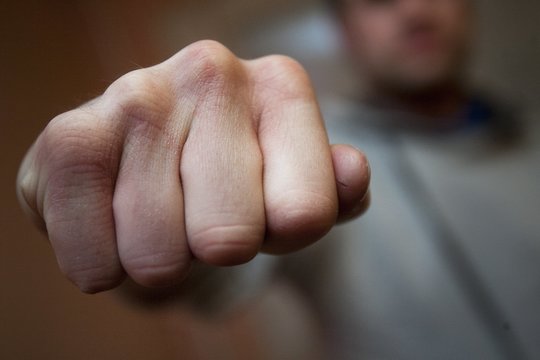 Vilniuje nepažįstamas vyras dėl vandeniu aplieto automobilio sumušė 16-metį