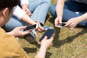 Skelbia, kad dėl telefonų draudimo mokyklose sudaryta darbo grupė randa bendrą kryptį