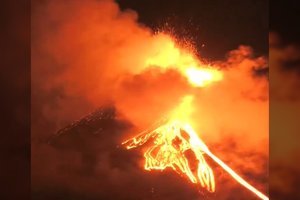 Stingdantis vaizdas: Etnos ugnikalnis pradėjo spjaudyti didžiulius lavos kiekius