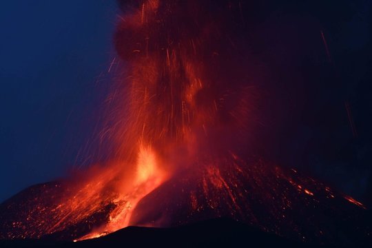 Sicilijos dangų perskrodė lavos stulpai: Etna surengė dar vieną šou