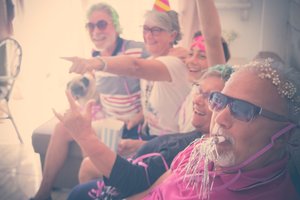 85 metų senelis surengė vakarėlį – neplanuotai pavirto visiška beprotybe