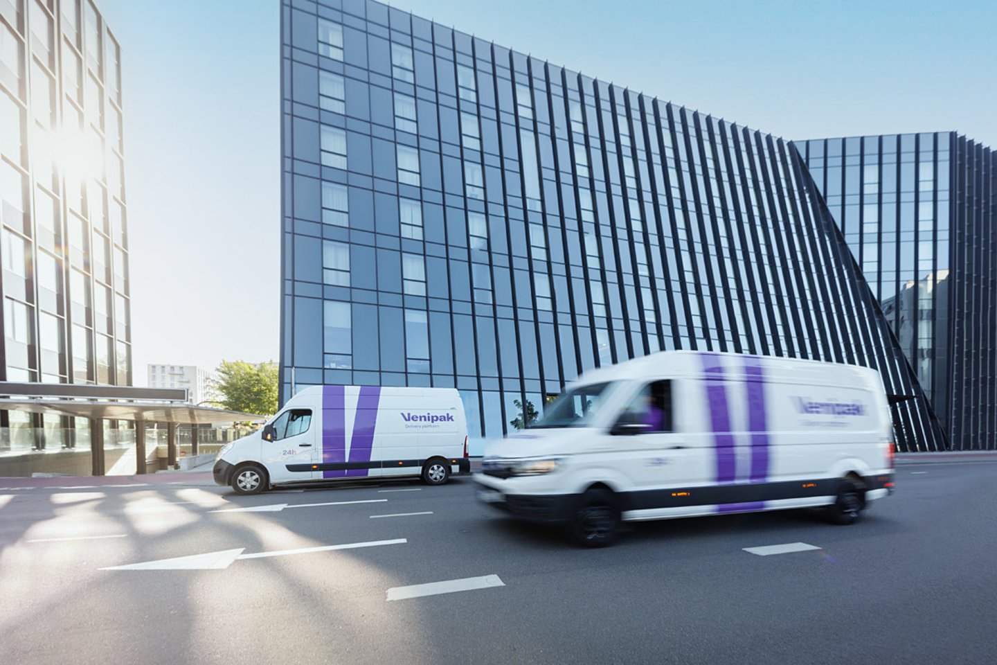 Žmonės, vengiantys monotoniško darbo biure, vis dažniau renkasi kurjerio darbą.