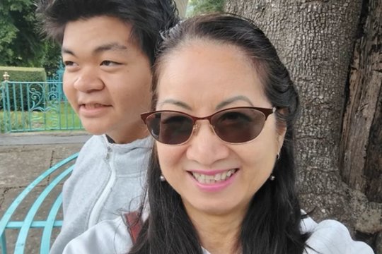 Motinos engta ir iš namų išvaryta mergina pagimdė sunkiai sergantį sūnų – nuo to prasidėjo kelias į svaiginančią sėkmę