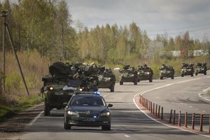 Gyventojus įspėja iš anksto: keliuose – dažniau matomos karinės technikos kolonos, padangėje – kariniai orlaiviai