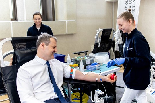 Vyriausybėje – kraujo donorystės akcija: kraujo paaukojo ir G. Paluckas
