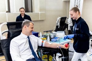 Vyriausybėje – kraujo donorystės akcija: kraujo paaukojo ir G. Paluckas