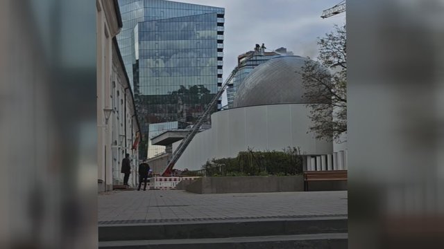 Vaizdai iš įvykio vietos: dega Vilniaus centre esančio planetariumo stogas