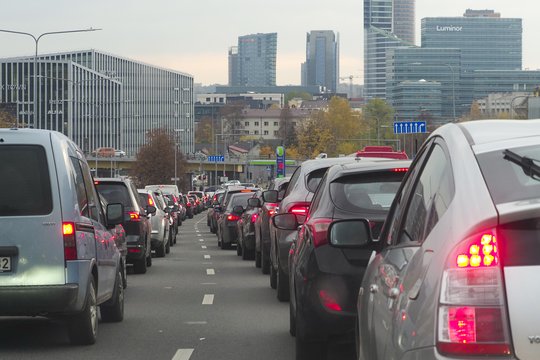Sostinę sukaustė spūstys: viešasis transportas gali vėluoti iki 40 minučių