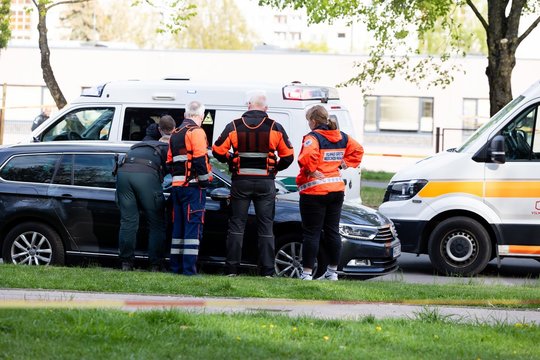 Sąmyšis Vilniuje: tarnybas ant kojų sukėlė pranešimas apie automobilyje rastą vyro kūną su šautine žaizda