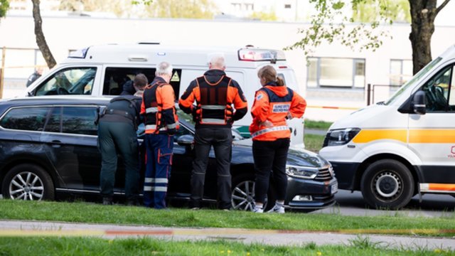 Sąmyšis Vilniuje: tarnybas ant kojų sukėlė pranešimas apie automobilyje rastą vyro kūną su šautine žaizda