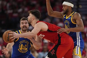 „Warriors“ trečiame kėlinyje kapituliavo prieš „Rockets“, o Hjustonas bandys atkurti L. Jameso ir „Cavaliers“ stebuklą