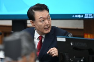 Prokurorai: buvęs Pietų Korėjos lyderis Yoon Suk Yeolas apkaltintas piktnaudžiavimu valdžia