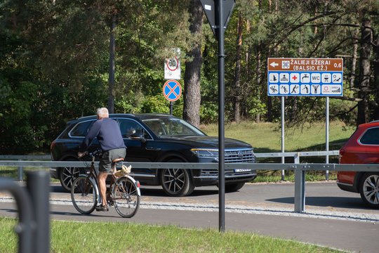 Sostinės paplūdimių prieigose – vietinė rinkliava už automobilių parkavimą: štai kiek teks mokėti