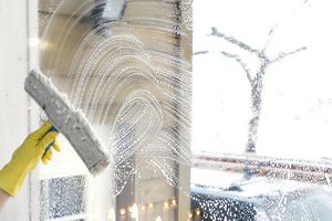 Pedantiškai švarūs namai? Nuo ligų tai neišgelbės – paaiškino, kokių teršalų aptinkama valikliuose