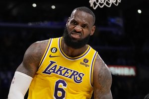 Iš kovos dėl NBA aukso žiedų pasitraukęs LeBronas Jamesas spaudžiamas atsakė, ar žais dar kitame sezone