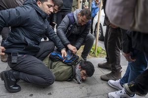 Pranešta, kad policija Stambule suėmė 400 žmonių