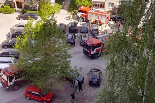 Specialiosios tarnybos skubėjo į Kauno Šilainių mikrorajoną – daugiabučio gyventojai pranešė apie degėsių kvapą