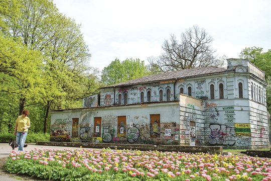 Kauniečius piktina vaizdas pamėgtame gamtos kampelyje: gėlių žiedų fone – vaiduoklis