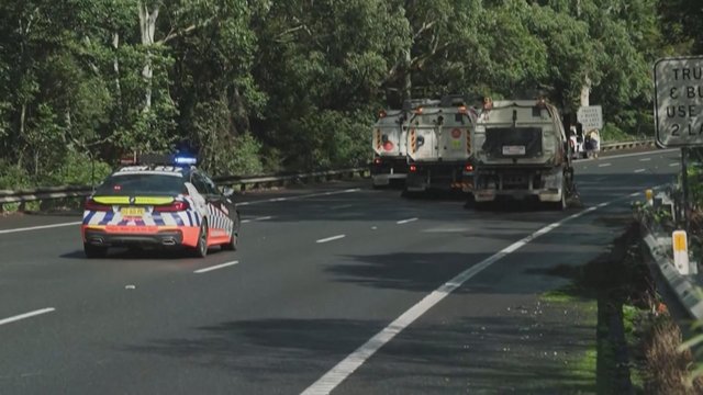Sumaištis Australijos greitkelyje: sunkvežimiui išpylus nuolaužas apgadinta šimtai automobilių