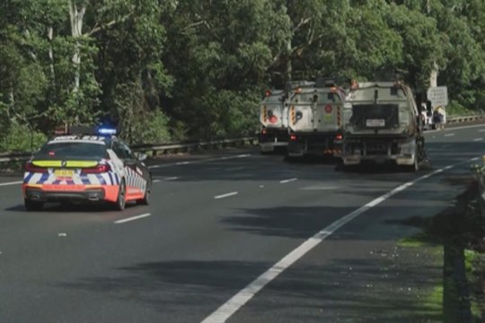 Sumaištis Australijos greitkelyje: sunkvežimiui išpylus nuolaužas apgadinta šimtai automobilių