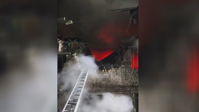 Vaizdai iš Zaporižios: po rusų atakos liepsnojo namai, sužeisti 28 žmonės