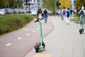 Tikrins važiuojančius elektriniu paspirtuku, dviračiu ar motociklu: pasidomėkite, ko šiukštu negalima daryti kelyje