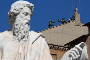 Vatikane virš Siksto koplyčios darbininkai įrengė konklavai skirtą kaminą