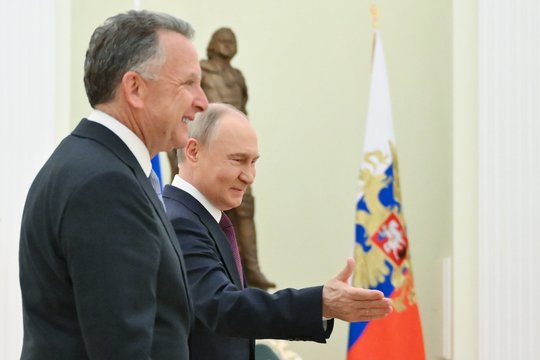 Sigitas Parulskis. Vienas šlykščiausių gestų – D. Trumpo pasiuntinio ranka prie širdies, susitikus su V. Putinu