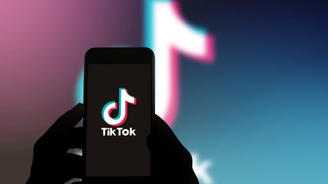 Airija visos ES vardu skyrė milžinišką baudą „TikTok“: kaltina nesugebėjus apsaugoti duomenų nuo Kinijos valdžios