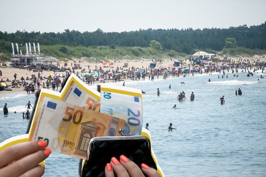 Kada šią vasarą ilsėtis finansiškai palankiausia: smarkiai išsiskiria vienas mėnuo